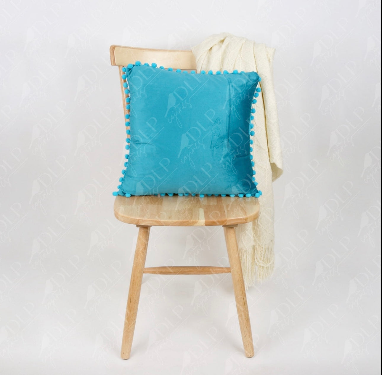 Funda de Cojin Velvet Turquesa con Pompones